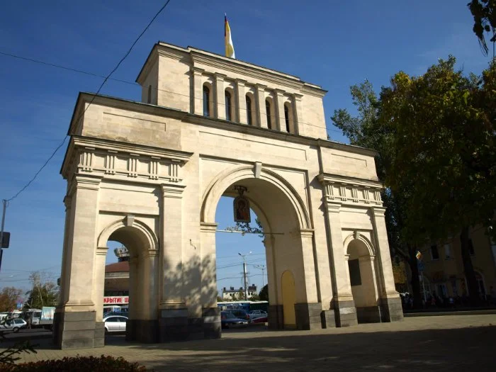 Состоялось открытие восстановленной Триумфальной арки